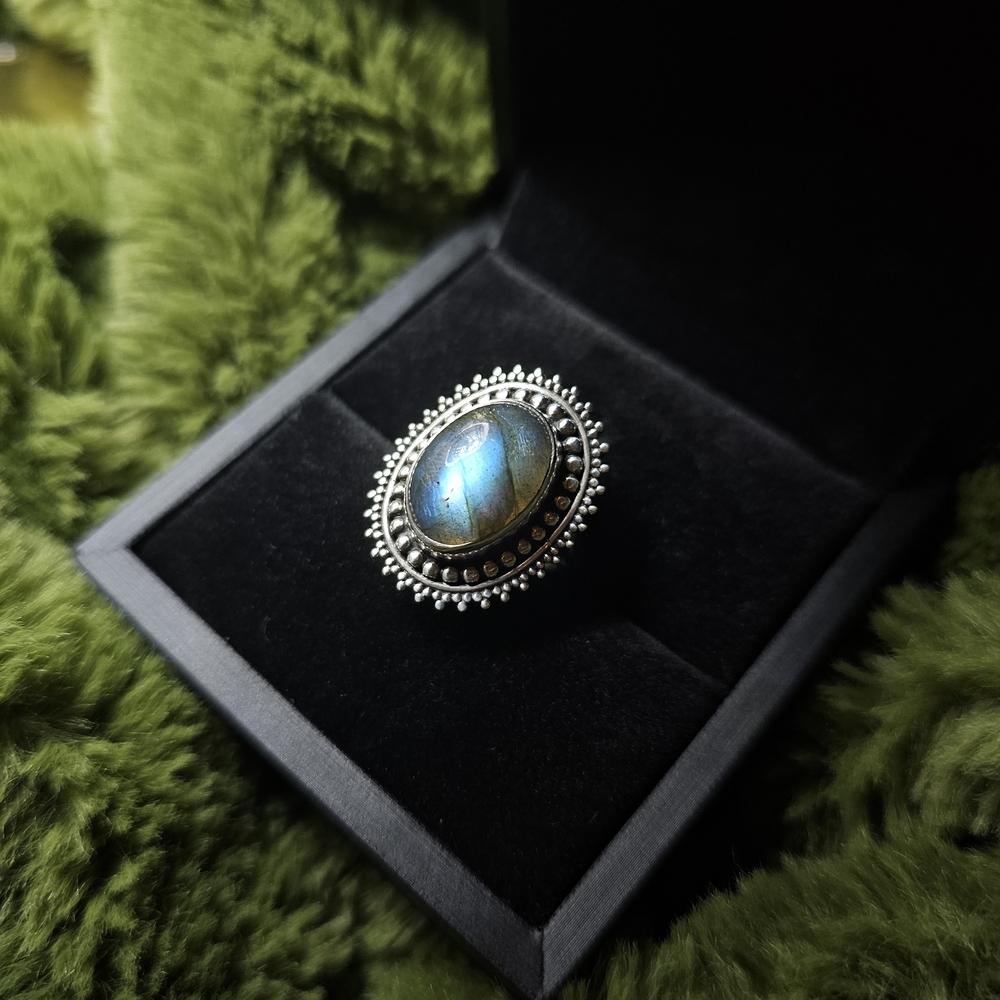 Elegant Silver and Labradorite Gemstone Ring